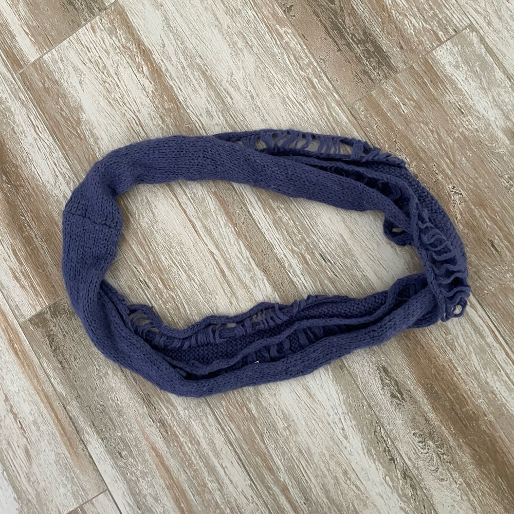 Blue round knit scarf